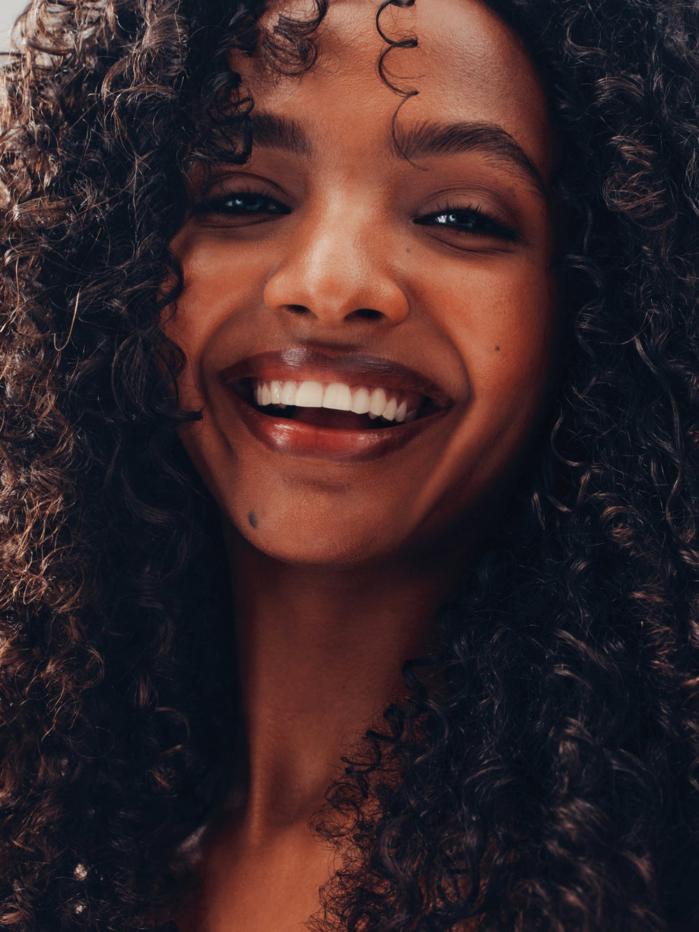 AG Spray Gel Thermal Setting Spray - model with defined curls