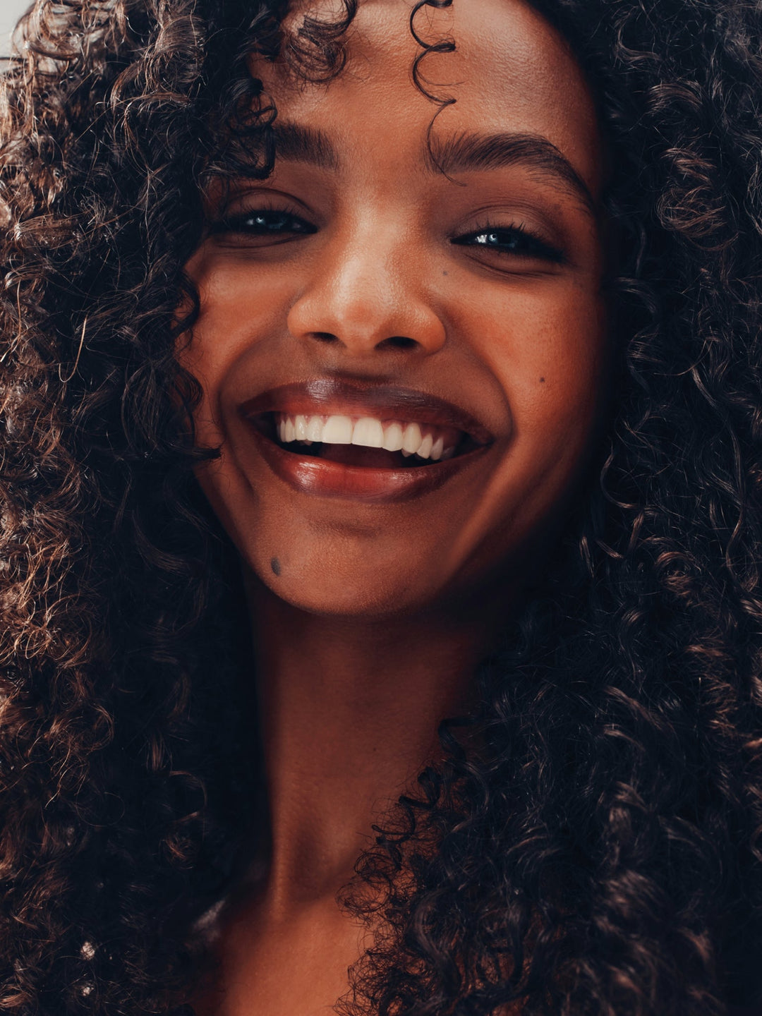 AG Spray Gel Thermal Setting Spray - model with defined curls