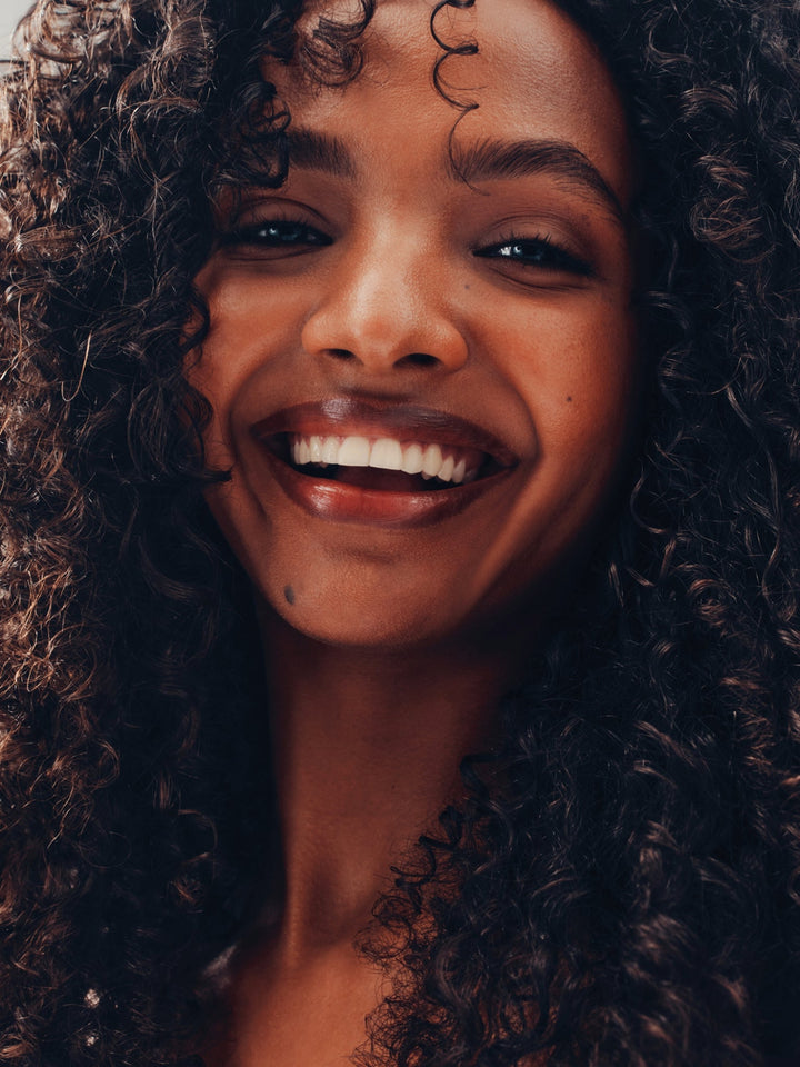 AG Spray Gel Thermal Setting Spray - model with defined curls