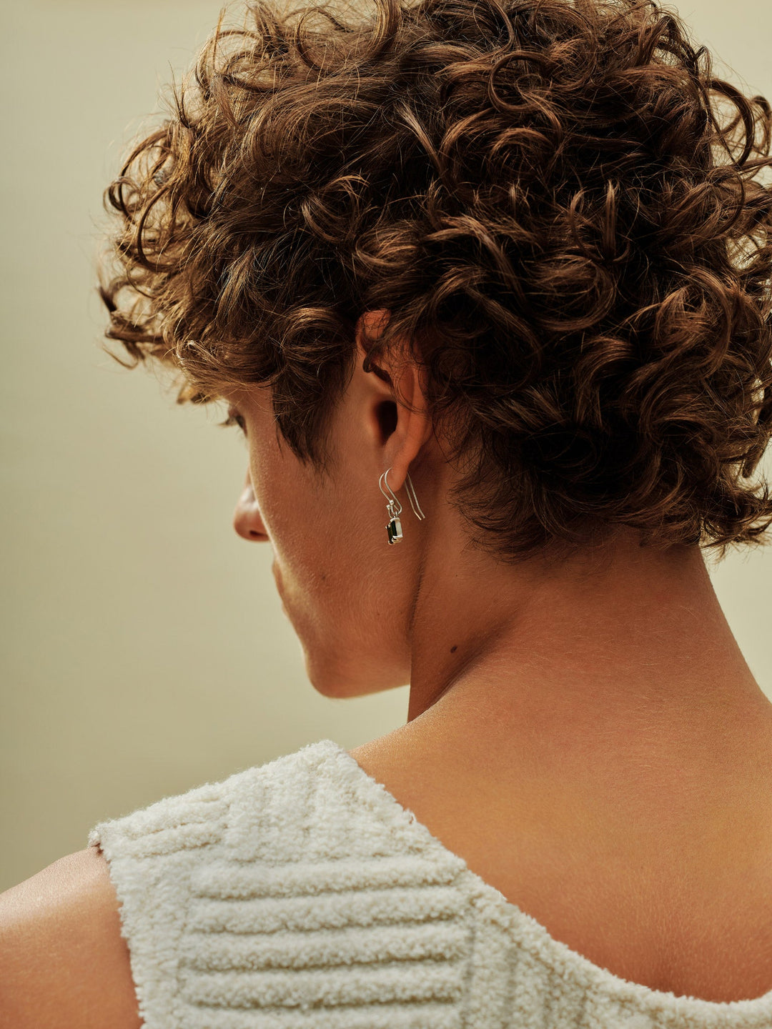 AG Curl Trigger Defining Spray - model with soft defined curls