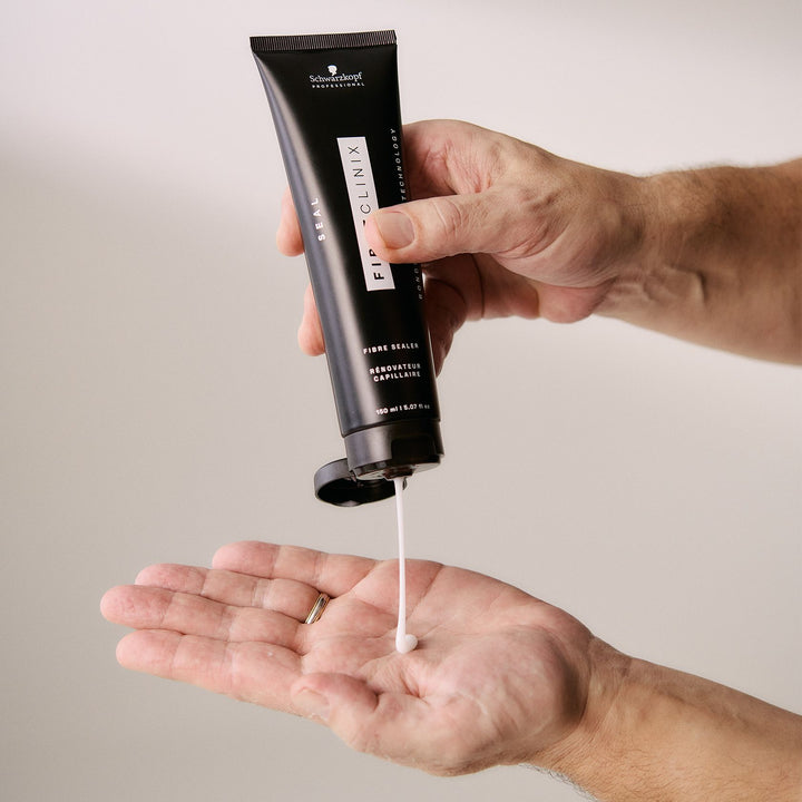 Schwarzkopf Fibre Clinix Bondfinity Fibre Sealer - dispensing the cream into the palm