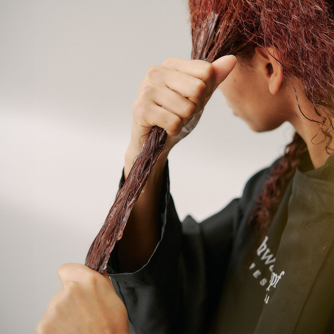 Schwarzkopf Fibre Clinix Hydrate - applying through curly hair