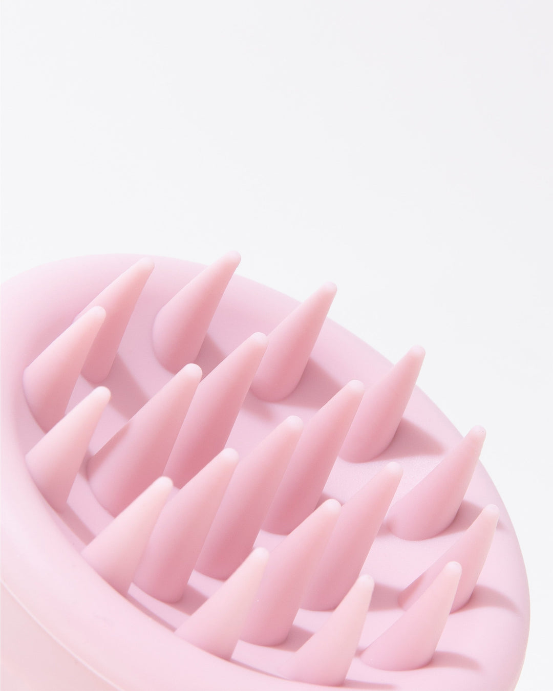 DESIGNME Gentle Scalp Brush - close-up of the soft, flexible bristles